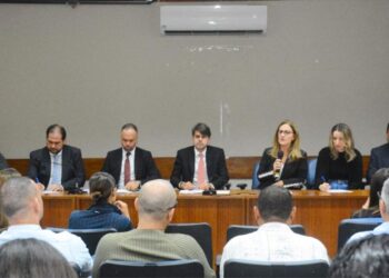 Escolas questionadas pela comercialização de material didático