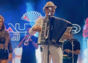 Em mais uma noite de sucesso de artistas da cidade e grandes atrações