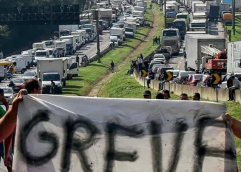 Greve de caminhoneiros ameaça abastecimento
