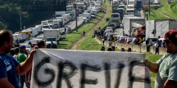 Greve de caminhoneiros ameaça abastecimento