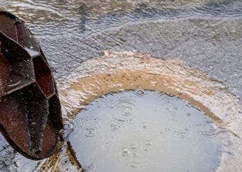 Chuvas em Irecê elevam extravasamento de esgoto