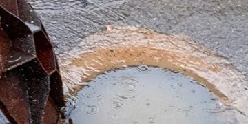 Chuvas em Irecê elevam extravasamento de esgoto