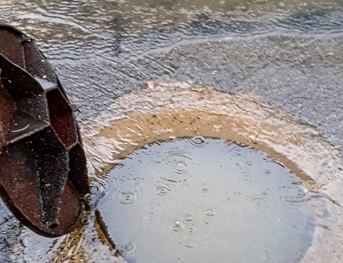 Chuvas em Irecê elevam extravasamento de esgoto