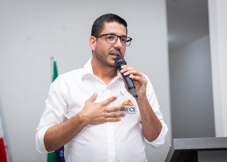 Prefeito Murilo garante reajuste de 10% aos servidores da Saúde