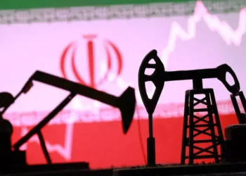 Alvos petroquímicos são atingidos na véspera de prazo dos EUA; Israel emite alerta sobre trens