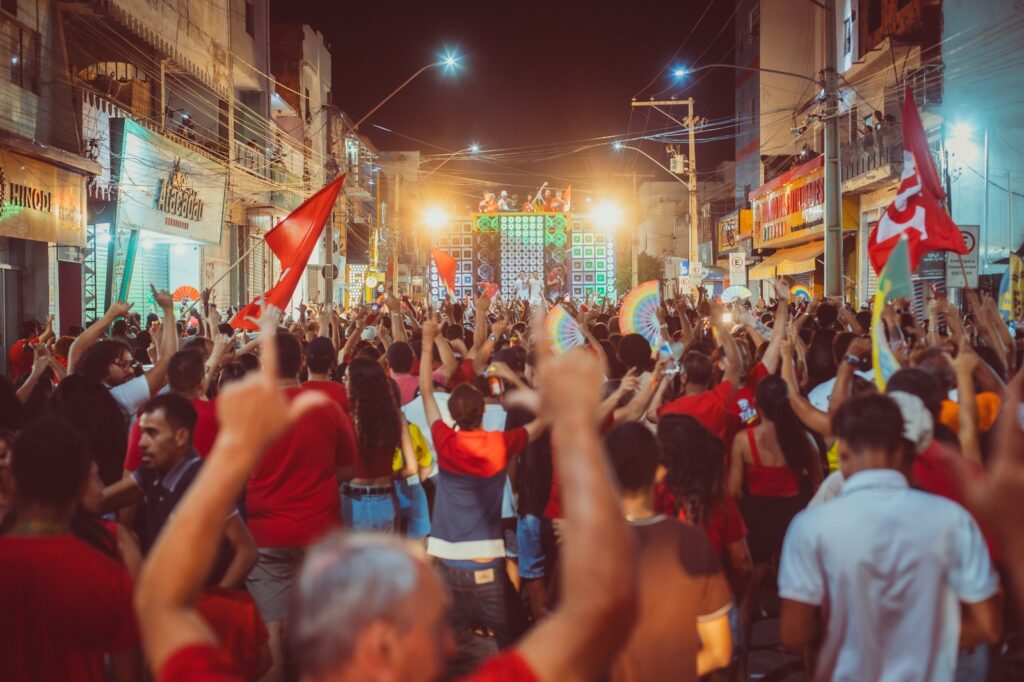 Murilo, Wagner e Elmo reúnem multidão no último grande ato pró-Lula em Irecê