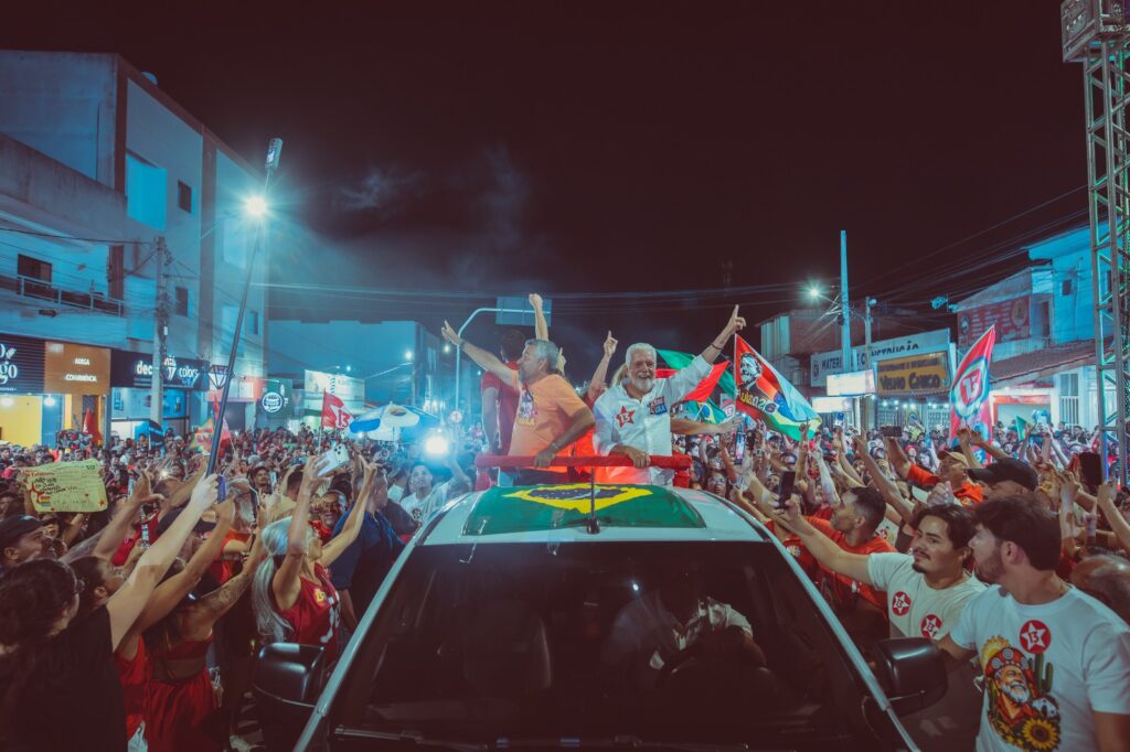 Murilo, Wagner e Elmo reúnem multidão no último grande ato pró-Lula em Irecê