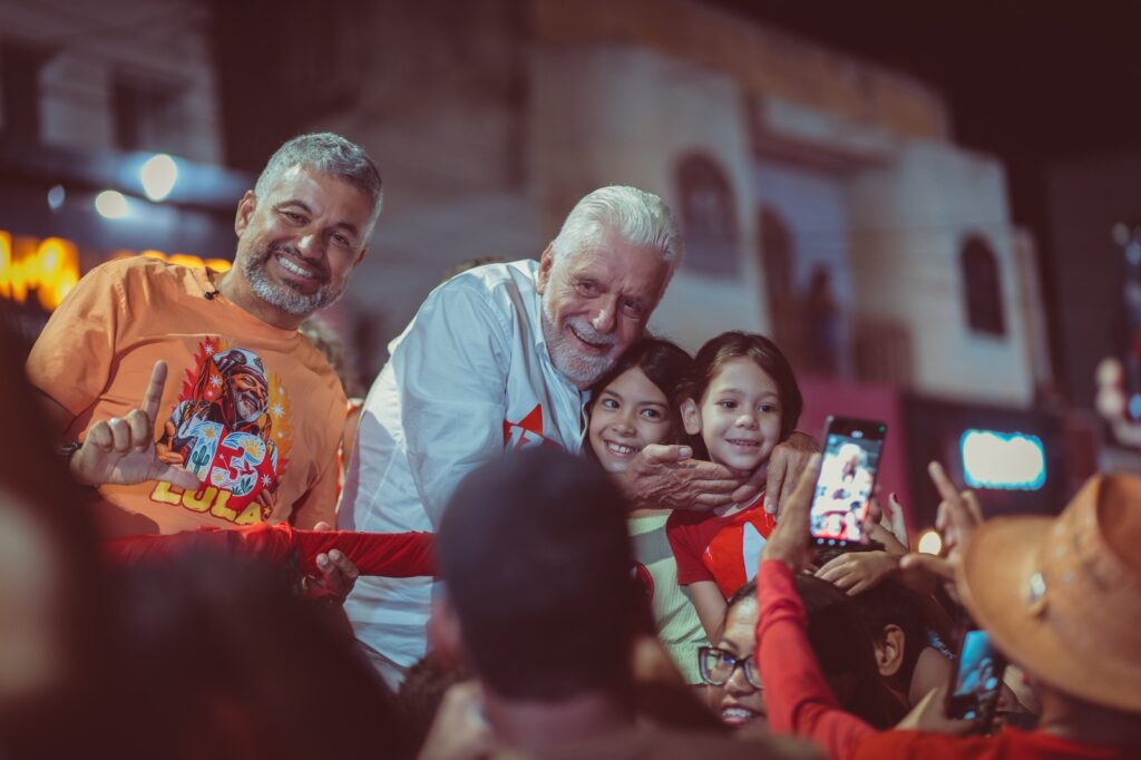 Murilo, Wagner e Elmo reúnem multidão no último grande ato pró-Lula em Irecê