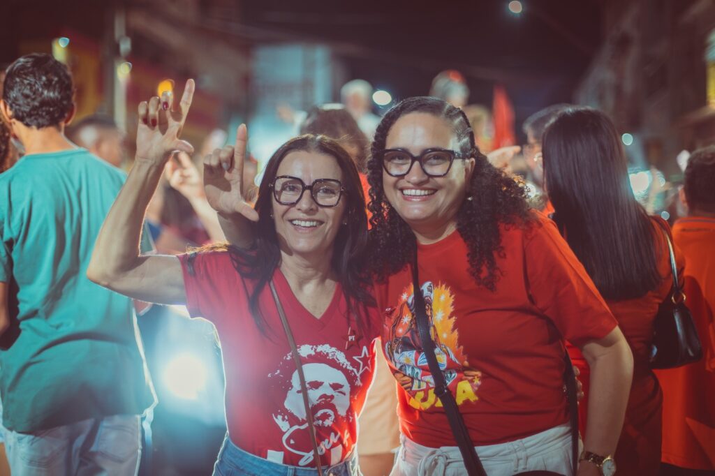 Murilo, Wagner e Elmo reúnem multidão no último grande ato pró-Lula em Irecê