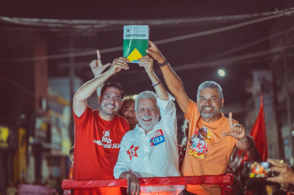 Murilo, Wagner e Elmo reúnem multidão no último grande ato pró-Lula em Irecê