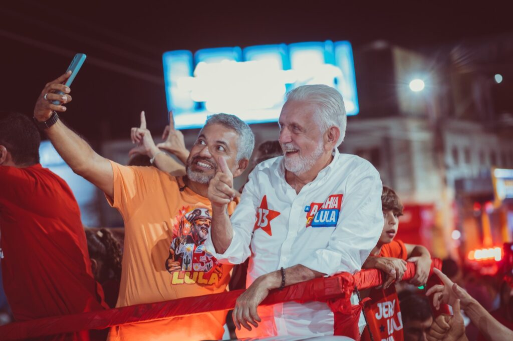 Murilo, Wagner e Elmo reúnem multidão no último grande ato pró-Lula em Irecê