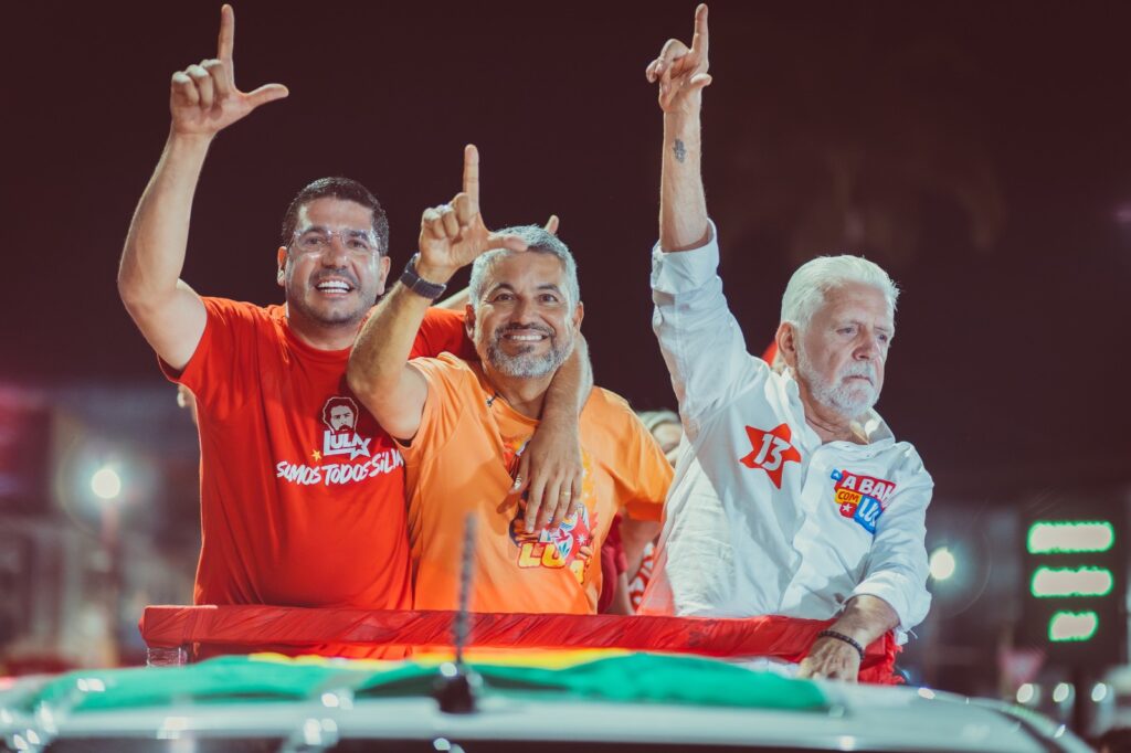 Murilo, Wagner e Elmo reúnem multidão no último grande ato pró-Lula em Irecê
