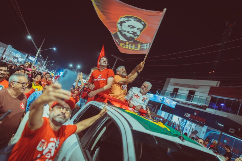 Murilo, Wagner e Elmo reúnem multidão no último grande ato pró-Lula em Irecê