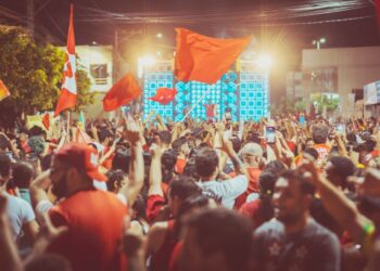 Murilo, Wagner e Elmo reúnem multidão no último grande ato pró-Lula em Irecê