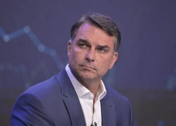 PF apura notícia sobre possível saída de Flávio Bolsonaro pela Argentina; aliados negam